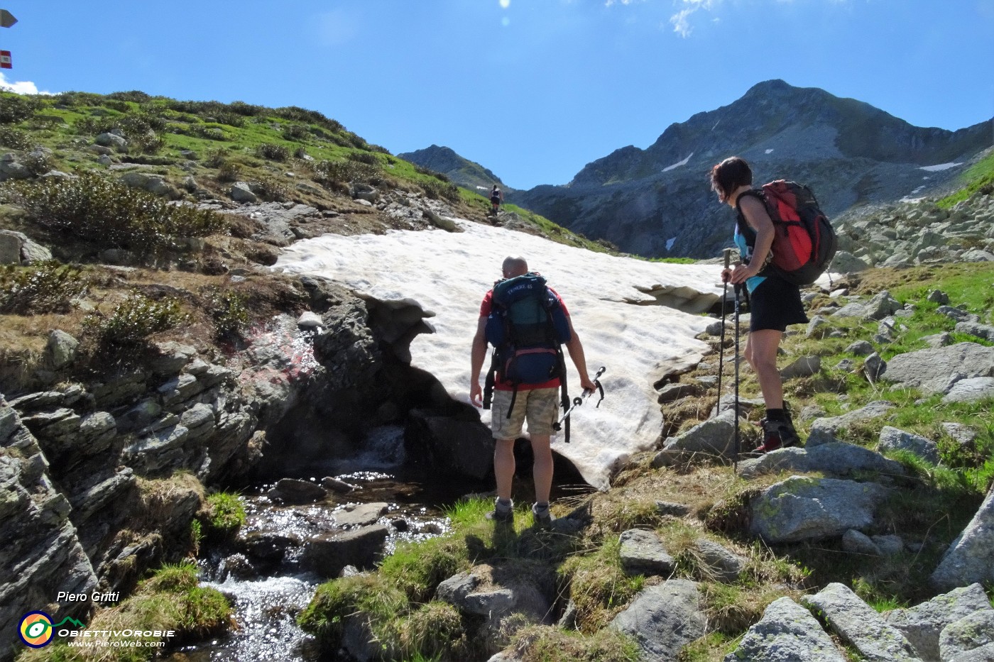 37 Ultima neve in scioglimento all'uscita del Lago di porcile di sopra.JPG